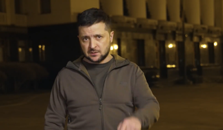 «Мы все должны остановить Россию». Зеленский призвал мир к акциям солидарности с Украиной, а россиян — уехать из страны