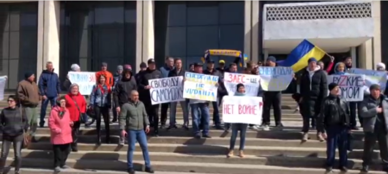 В Энергодаре митинг. Люди вышли с плакатами «нет войне» и спели гимн Украины