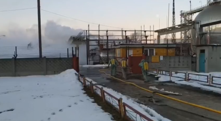 (ВИДЕО) В результате обстрела химзавода в Сумах поврежден резервуар с аммиаком