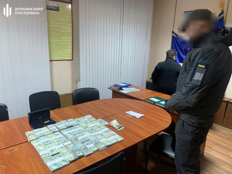 Гражданка Украины пыталась пройти границу с Молдовой более чем с 400 000 долларов