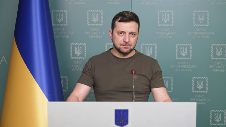 (ВИДЕО) Зеленский лишил званий двух генералов Службы безопасности Украины