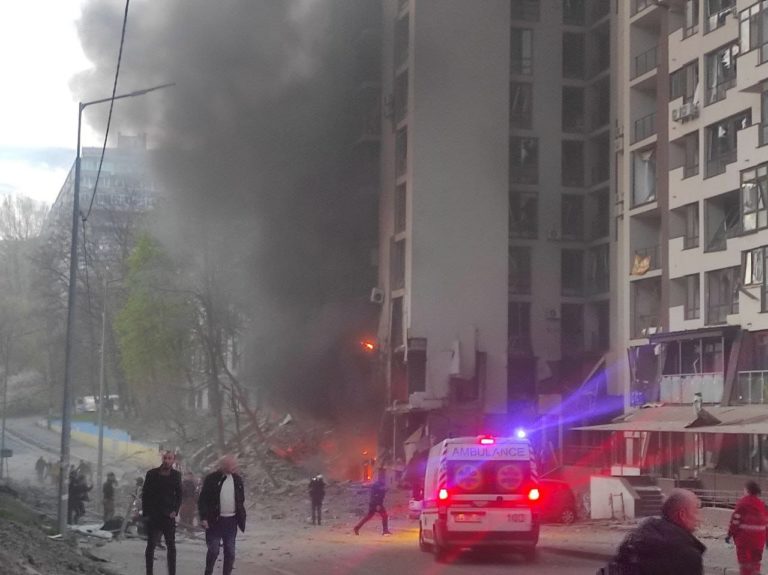 (ВИДЕО) Ракетный удар по Киеву: 10 человек пострадали