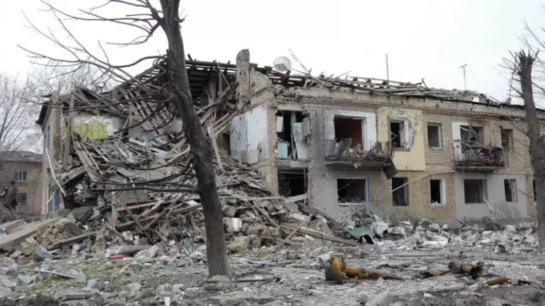 Уничтоженная Бородянка: из-под завалов были слышны голоса, мародеры забирали даже нижнее белье