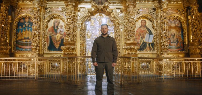 (ВИДЕО) «Мы преодолеваем темные времена». Зеленский поздравил украинцев с Пасхой