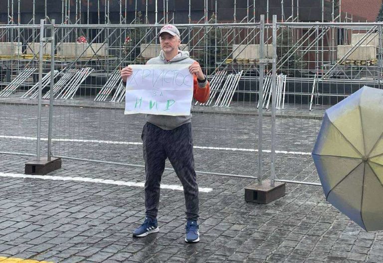 «Христос за мир». В Москве прошли ряд задержаний одиночных пикетчиков