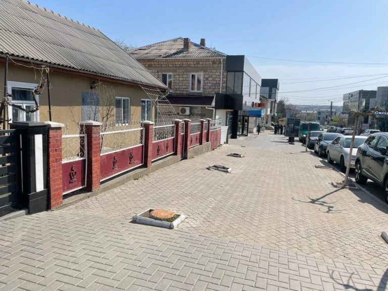 (DOC) И это не последние. В центре Комрата сегодня утром срубили еще два больших дерева