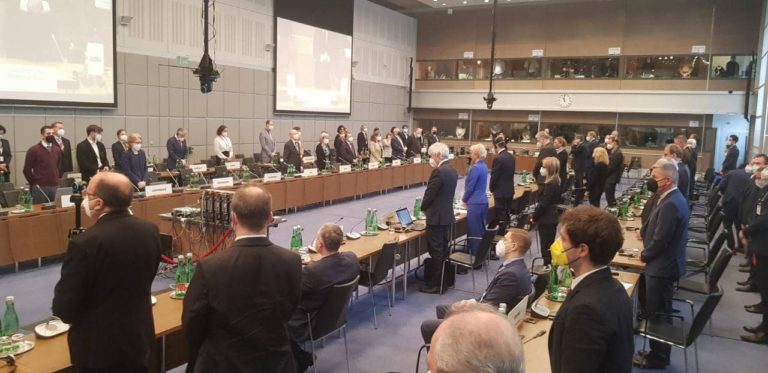 На заседании ОБСЕ объявили минуту молчания в память о погибших в Буче, двое российских дипломатов остались сидеть