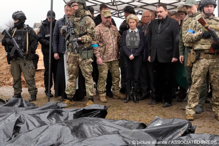 Урсула фон дер Ляйен и Жозеп Боррель находятся в Буче. Перед ними тела убитых