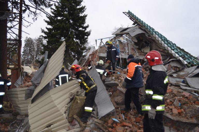 Бородянка: из-под завалов достали уже более 40 тел