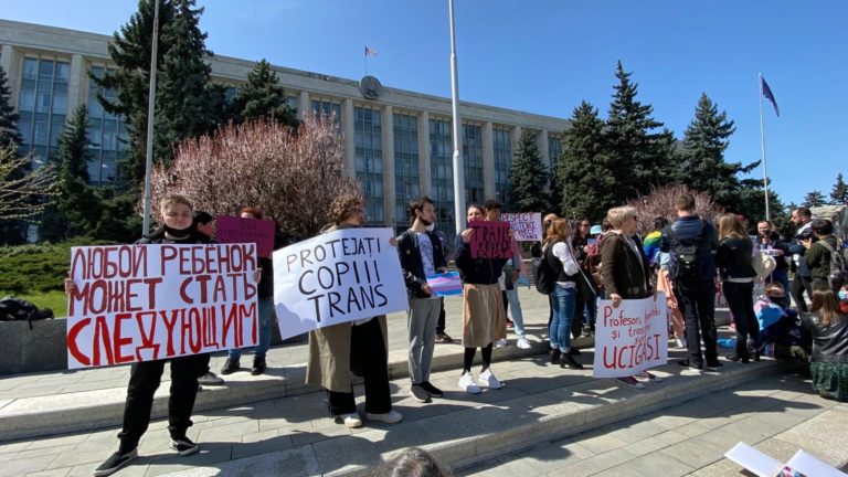 «Сколько подростков должны умереть?» В Кишиневе проходит протест после суицида трансгендерной девочки
