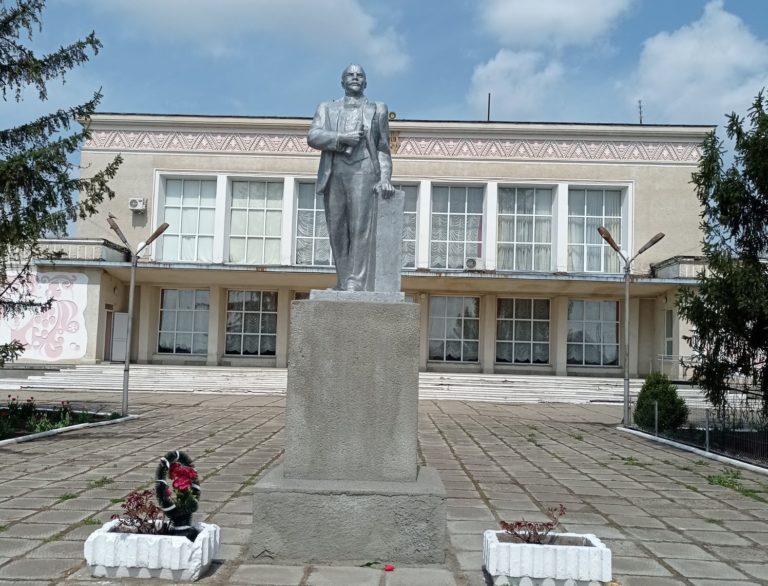 (Фото) В селе Копчак отремонтировали памятник Ленину