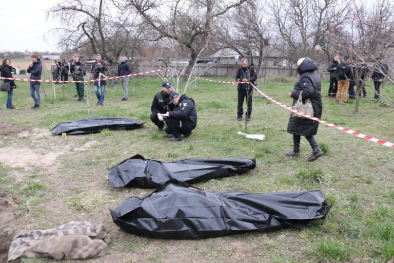 В Бородянке обнаружили еще две братские могилы с телами девяти мирных жителей
