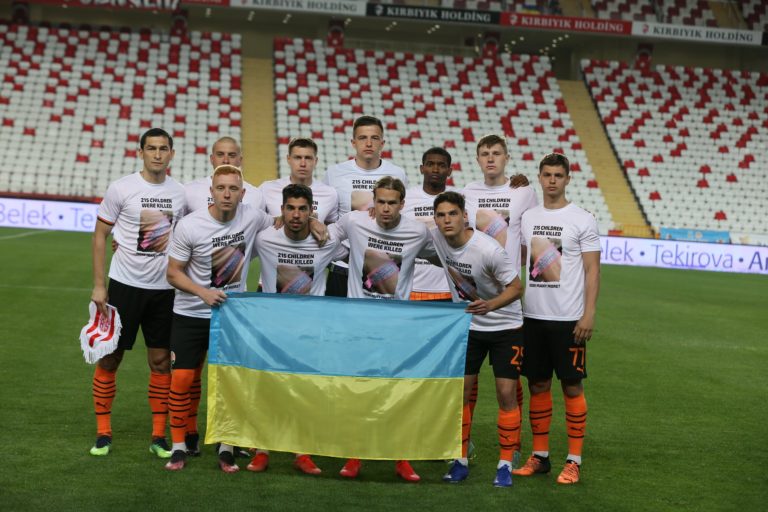 (ФОТО) «Шахтер» вышел на благотворительный матч в футболках с фото 3-месячной девочки, убитой в Одессе