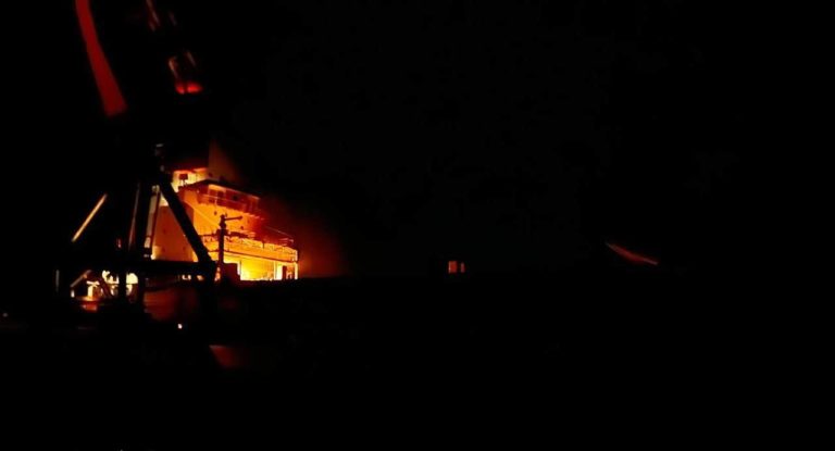В порту Мариуполя горит иностранное торговое судно. Тушить пожар не дают обстрелы