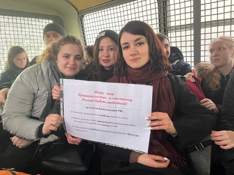 «Наутро ко мне уже ломился ОМОН». Россиян преследуют за антивоенные высказывания