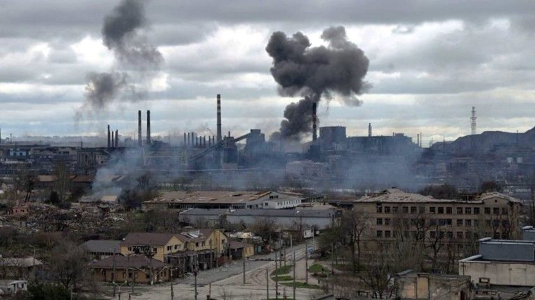 Подоляк: «Пасха-2022. Но прямо сейчас РФ без остановки атакует мариупольскую Азовсталь»