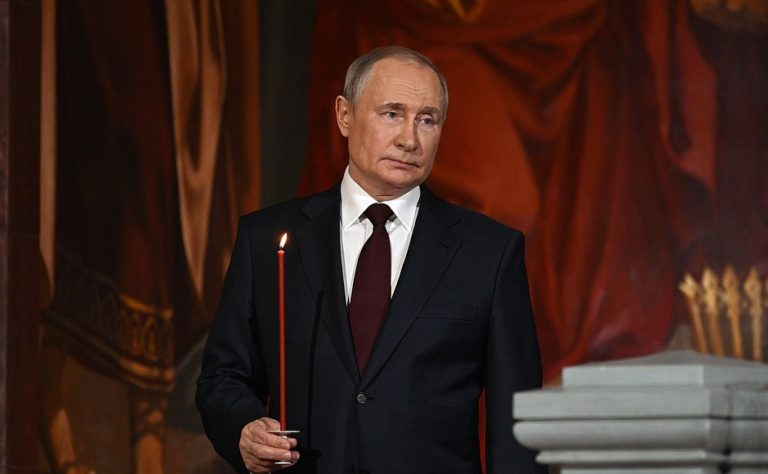 «Пробуждает в людях самые светлые чувства». Владимир Путин поздравил россиян с Пасхой