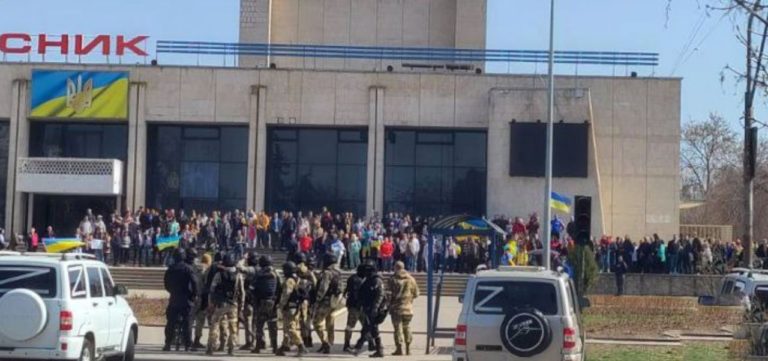 Российские войска жестко разгоняют митинг в Энергодаре, есть пострадавшие