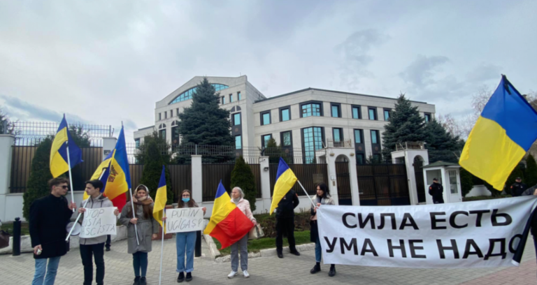 Флешмоб у посольства РФ в Кишиневе: «Оккупанты хотят крови — кровь им принесли»