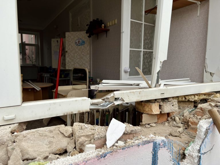 (ФОТО) Российские войска обстреляли детский сад в Николаеве