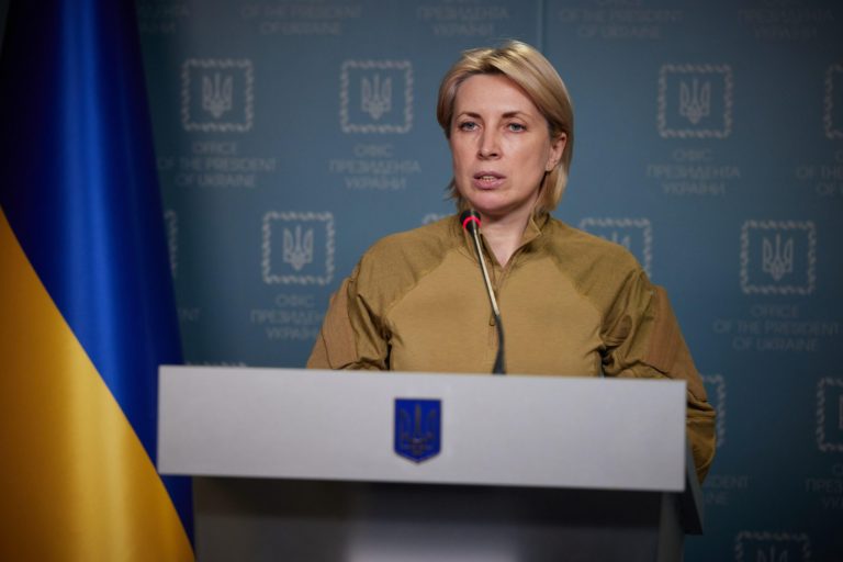 Вице-премьер Украины: Мы требуем открыть гуманитарный коридор из Мариуполя в Бердянск
