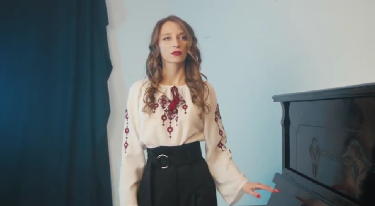 (ВИДЕО) «Ой у лузі червона калина» и на гагаузском языке! Гагаузская певица Натали Дениз перепела гимн борьбы за свободу Украины