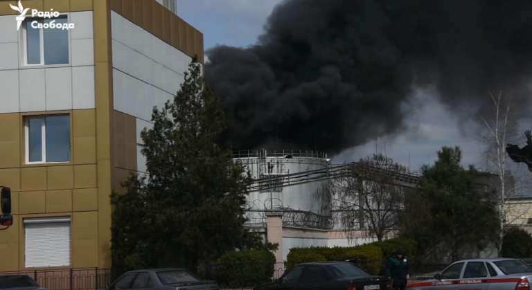 (ВИДЕО) В Одессе второй день дымит обстрелянная нефтебаза