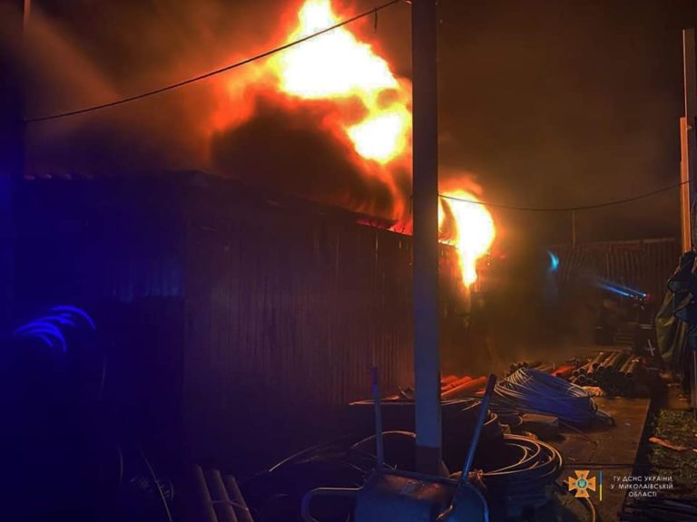 (ФОТО) Последствия обстрелов в Николаеве: горел жилой дом и склады