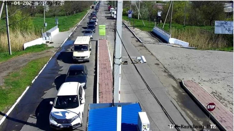(ФОТО) На выезде с территории Приднестровья образовались пробки. Многие спешат покинуть регион