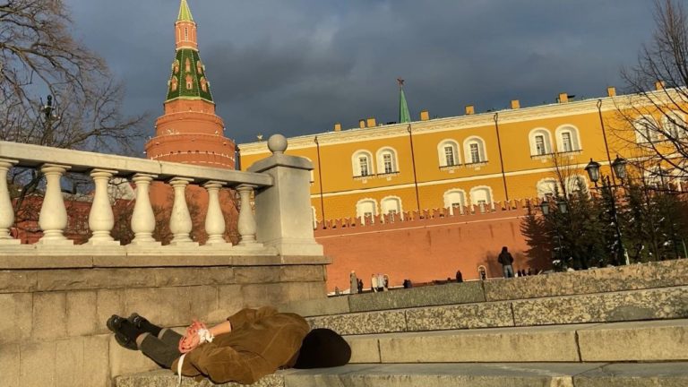 В Москве прошла акция «Буча-Москва»: активист лежал в разных местах с завязанными за спиной руками