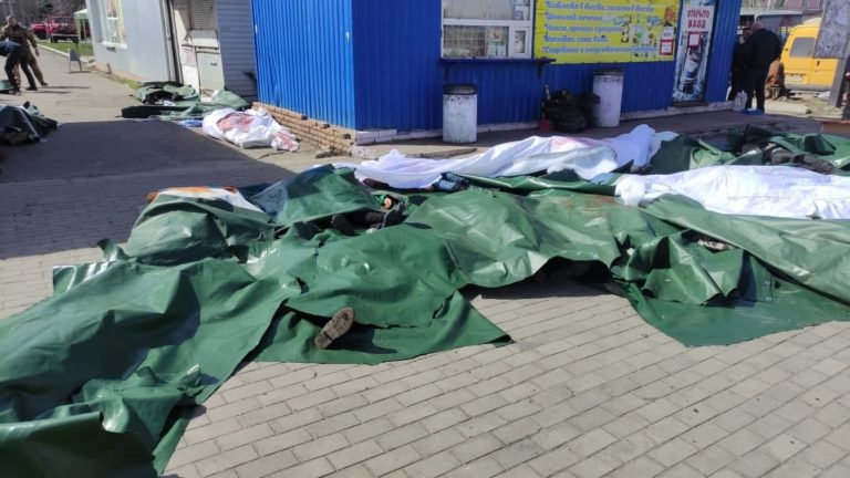 (ФОТО/ВИДЕО 18+) В ж/д вокзал Краматорска ударили ракетами. Люди ждали эвакуации, погибли десятки гражданских