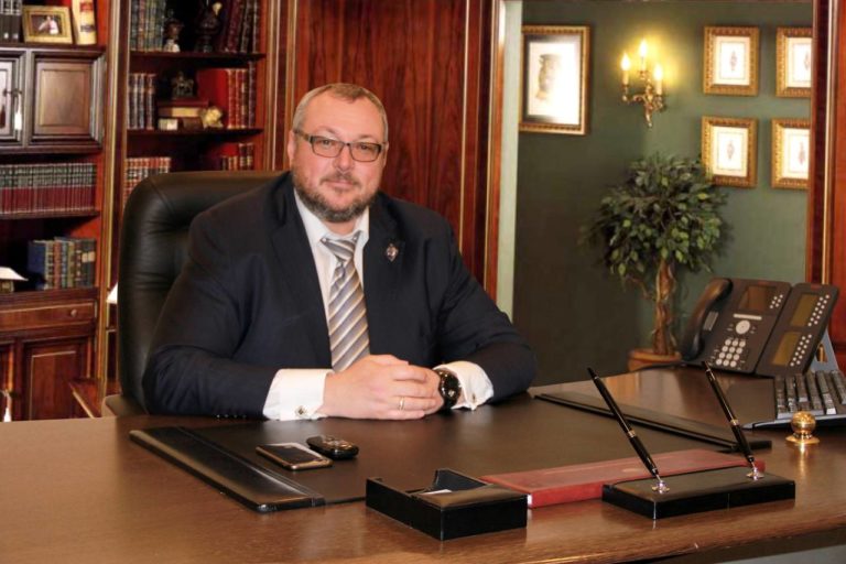 В Москве найдена убитой семья экс-руководителя «Газпромбанка». Предварительно, он застрелил жену и дочь, а затем себя