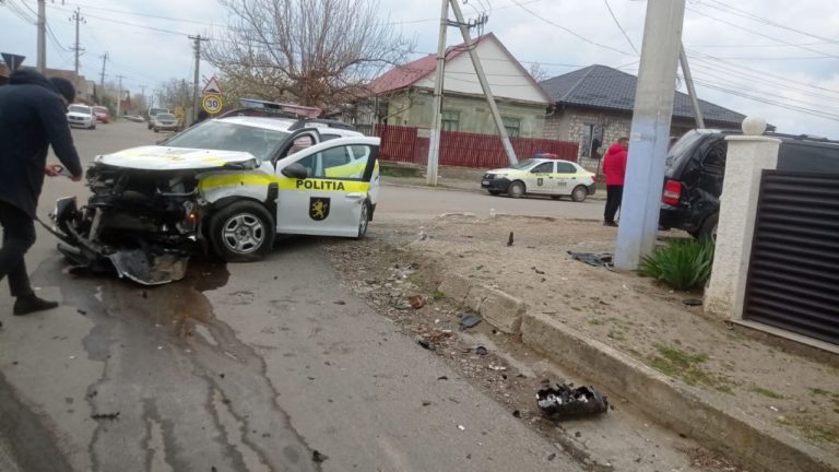 (ФОТО) В Комрате произошло ДТП с участием полицейской машины