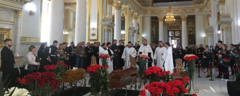 (ФОТО) В Одессе простились с погибшими от ракетного удара Валерией Глодан, ее трехмесячной дочерью и мамой