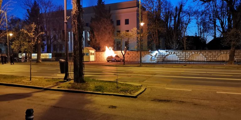В Бухаресте автомобиль врезался в ограждение посольства России. СМИ: Это было преднамеренно