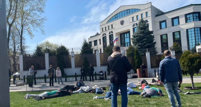 (ФОТО) Перед российским посольством в Кишиневе активисты инсценировали резню в Буче
