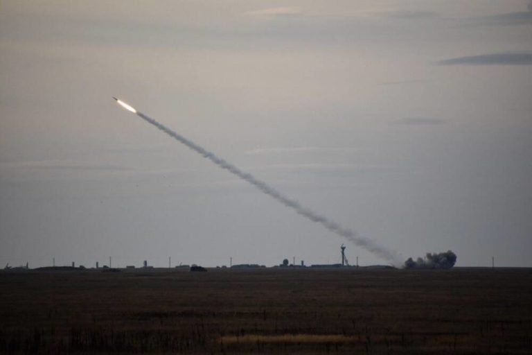 Россия выпустила 9 ракет по Николаеву, часть попала в жилые кварталы