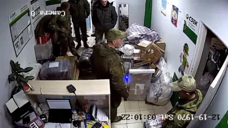 (ВИДЕО) Российские военные отправляют из Беларуси в Россию украденные в Украине вещи