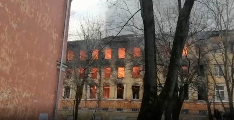 (Видео) В здании НИИ войск Воздушно-космической обороны в Твери произошел пожар. Там разработали «Искандеры»