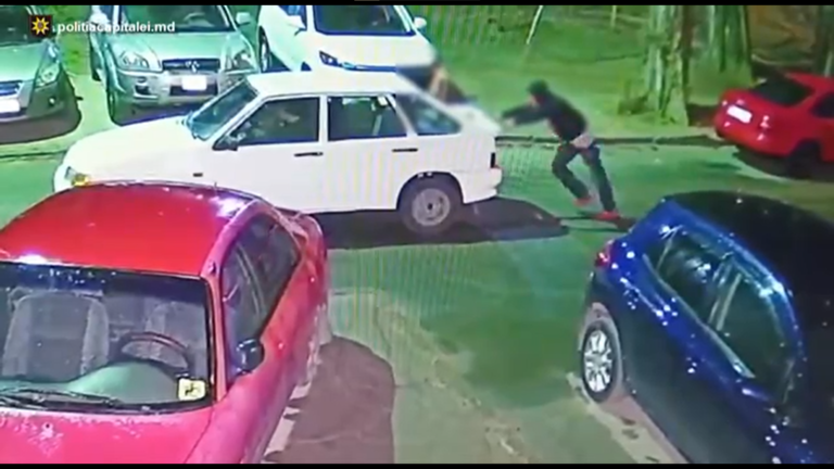 (Видео) В Кишиневе два парня угнали автомобиль покататься, но случайно его сожгли