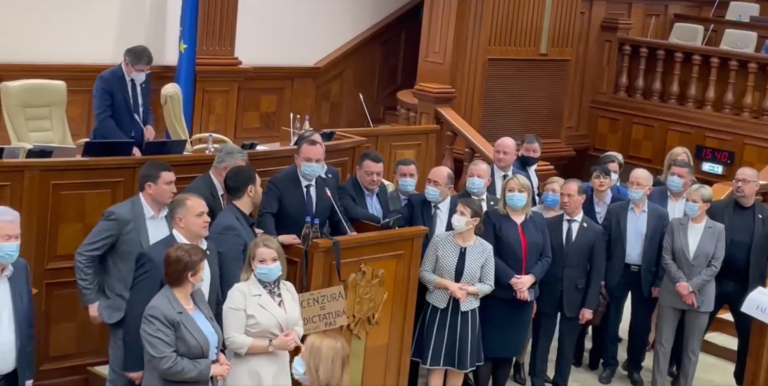 (ВИДЕО) Депутаты БКС заблокировали трибуну парламента в знак протеста против закона об информационной безопасности