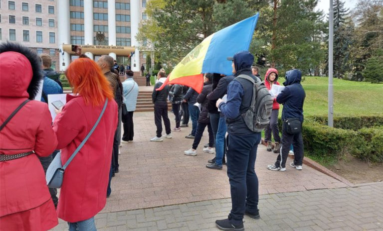 На протесте в Кишиневе встретились противники отмены георгиевской ленты и ветераны войны в Приднестровье