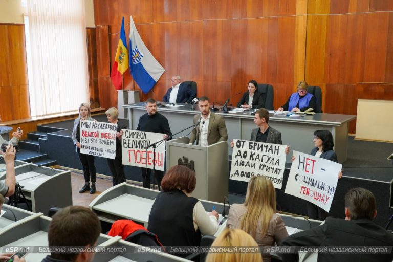 В Бельцах мунсоветники от социалистов выступили с декларацией против запрета георгиевской ленты