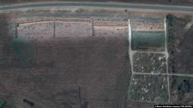 (ФОТО) Спутник зафиксировал братские могилы близ Мариуполя длиной более 300 метров. Там может быть захоронено 3000 человек