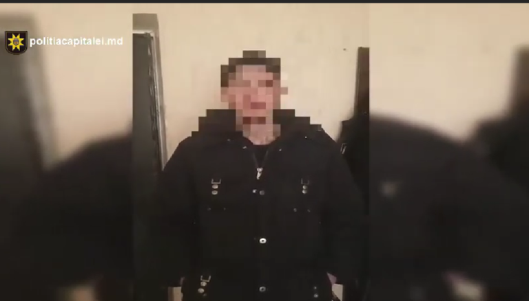 (ВИДЕО) В Кишиневе поймали двух карманников, они орудовали в общественном транспорте