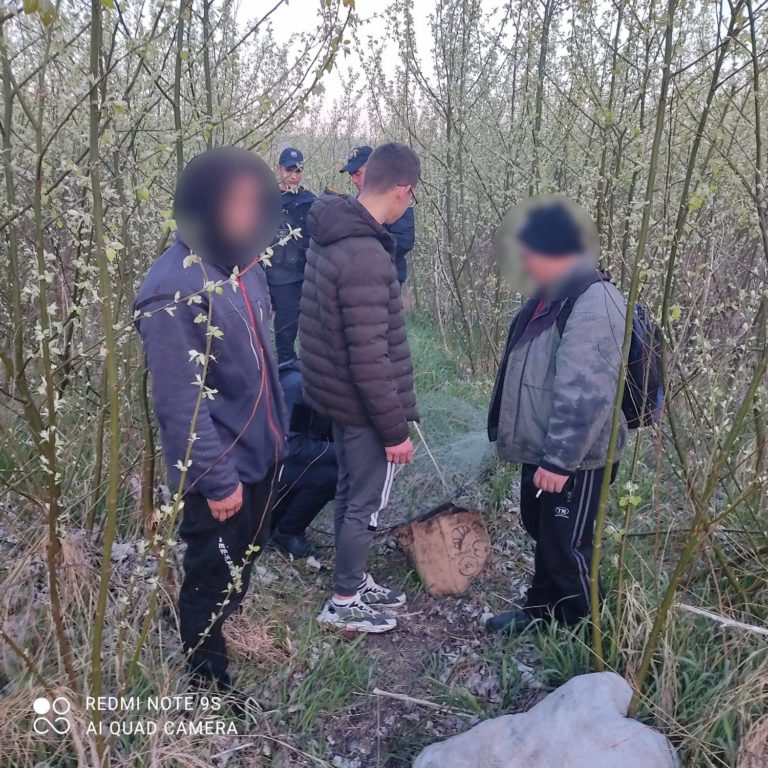 Браконьеры на Днестре: погранполиция задержала четверых мужчин за незаконную ловлю рыбы