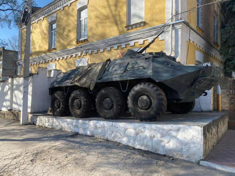 (ФОТО) Провокация в Бельцах. Символ Z нанесли на БТР у воинской части и на фасад украинской общины