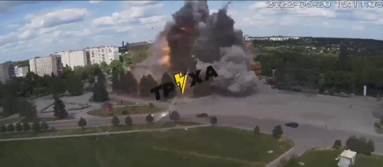 (ВИДЕО) Российские войска ударили по центру города в Харьковской области: среди раненых – ребенок