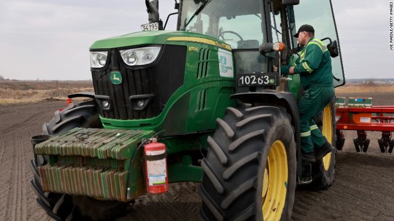 Россияне украли в Украине сельхозмашины стоимостью 5 млн долларов, но не смогли ими воспользоваться