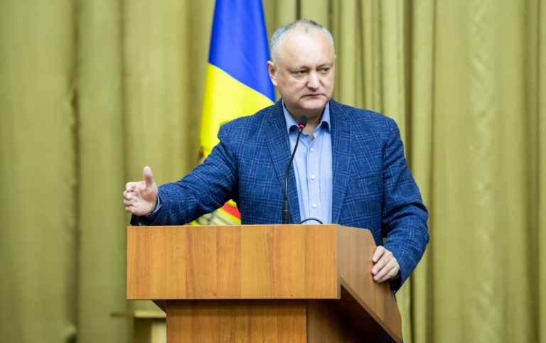 17 тысяч евро и тысячу долларов нашли в конверте с символикой партии во время обысков у Додона